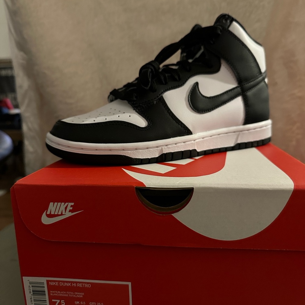 New men’s 7.5 panda high tops never worn.
